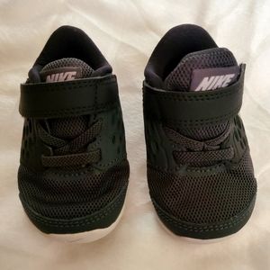 NIKE Stelos Sneakers Baby Size 3 C Black & Grey